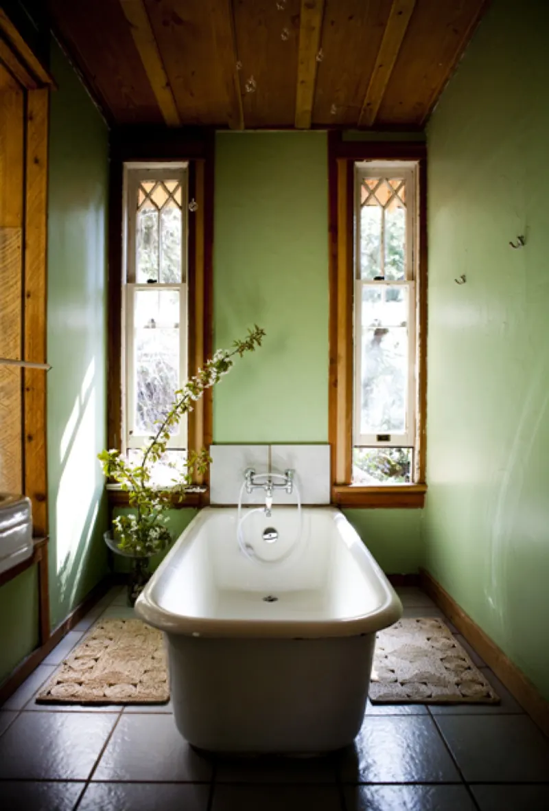 The extra-long soaker tub guests rave about